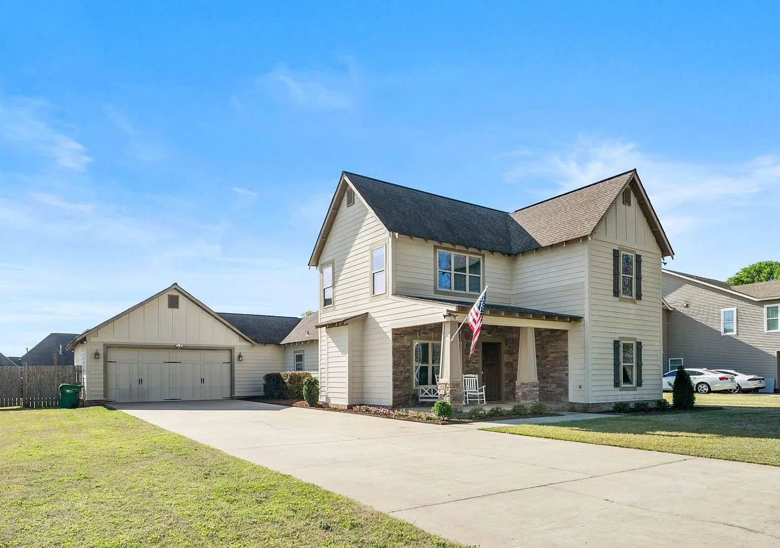 Spacious 4 Bed 4.5 Bath! Available July 15th! — Photo 3