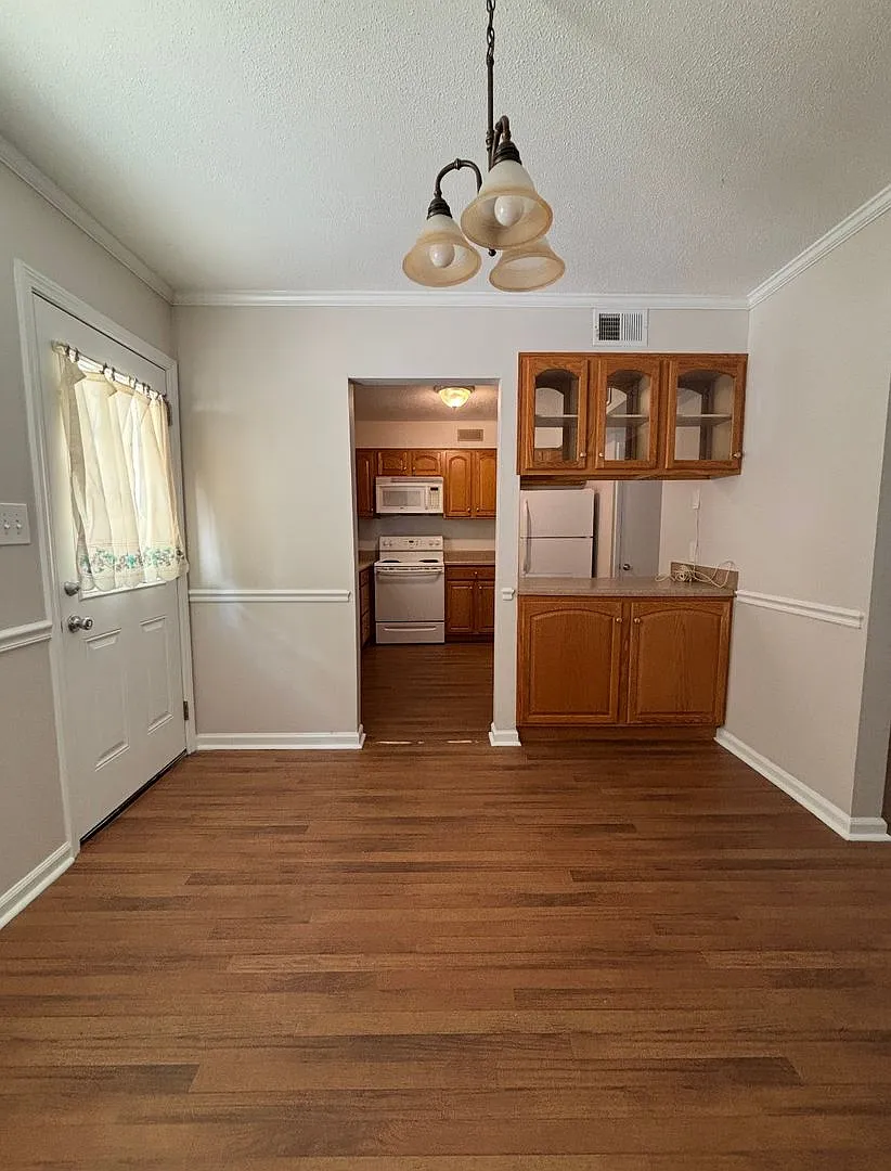 Spacious 2-bedroom, 2.5-bathroom condo in Chapel Watch — Photo 3