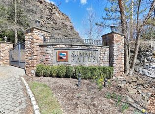 142 Summit Rdg, Pompton Lakes, NJ 07442