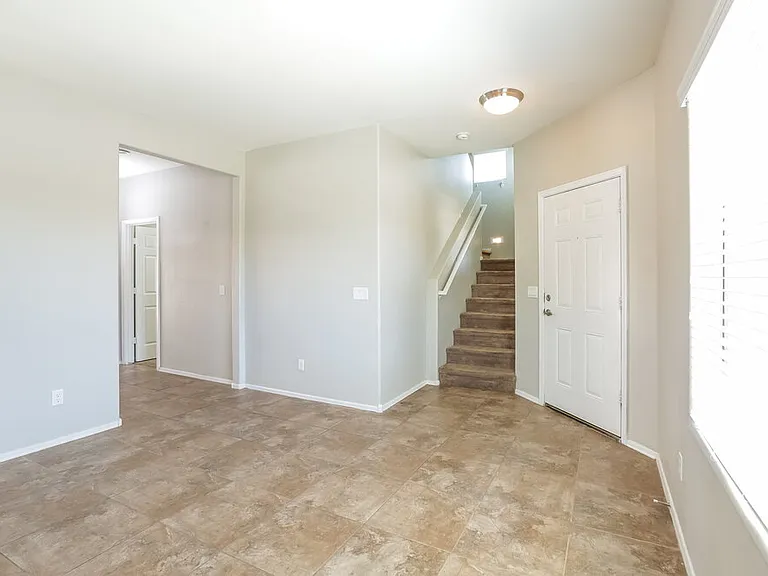 7907 S 50th Ln — Photo 6