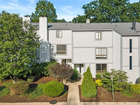 1556 Pinehurst Dr, Pittsburgh, PA 15241
