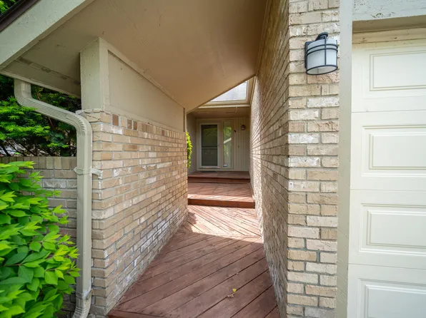 4123 Foxpointe Dr, West Bloomfield, MI 48323