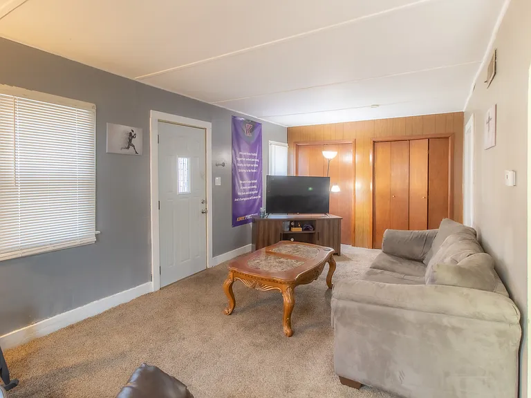 1022 Greenleaf St — Photo 7