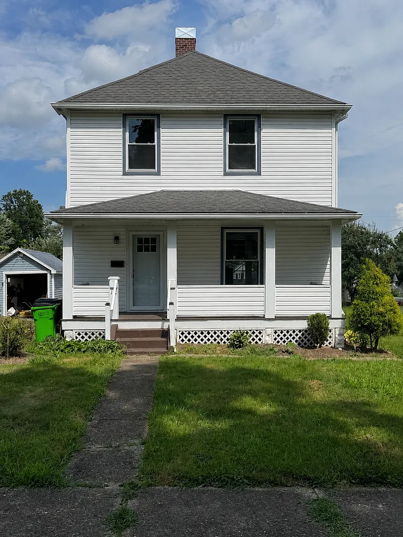 Stunning 3-Bedroom Home with Modern Finishes and Detached Garage — Photo 1
