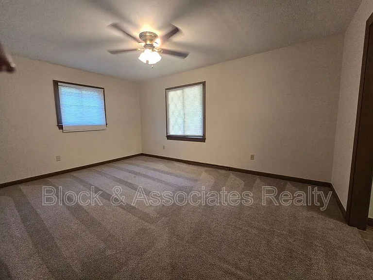 1194 Ingram Dr — Photo 20