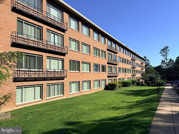 3rd image of 10570 Main St APT 302