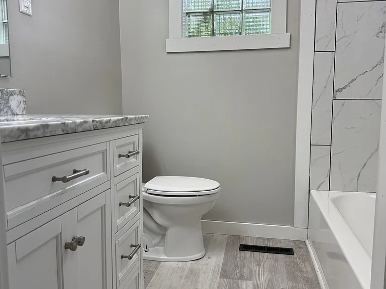 490 N Wilson Ave — Photo 2