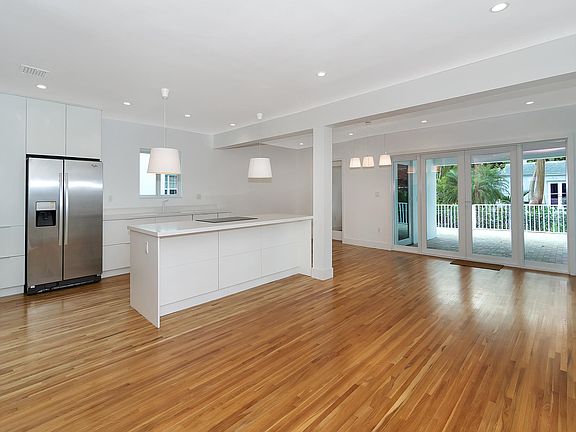2nd image of 633 Madeira Ave