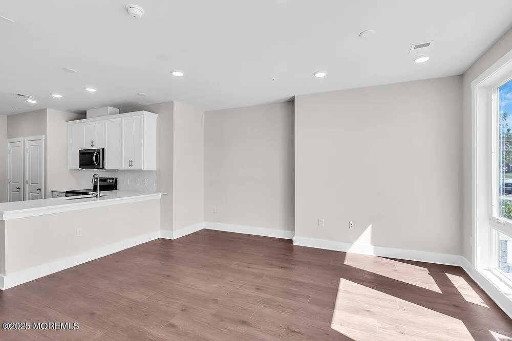 2 bed, 1004 sqft, $4,700 — Photo 3