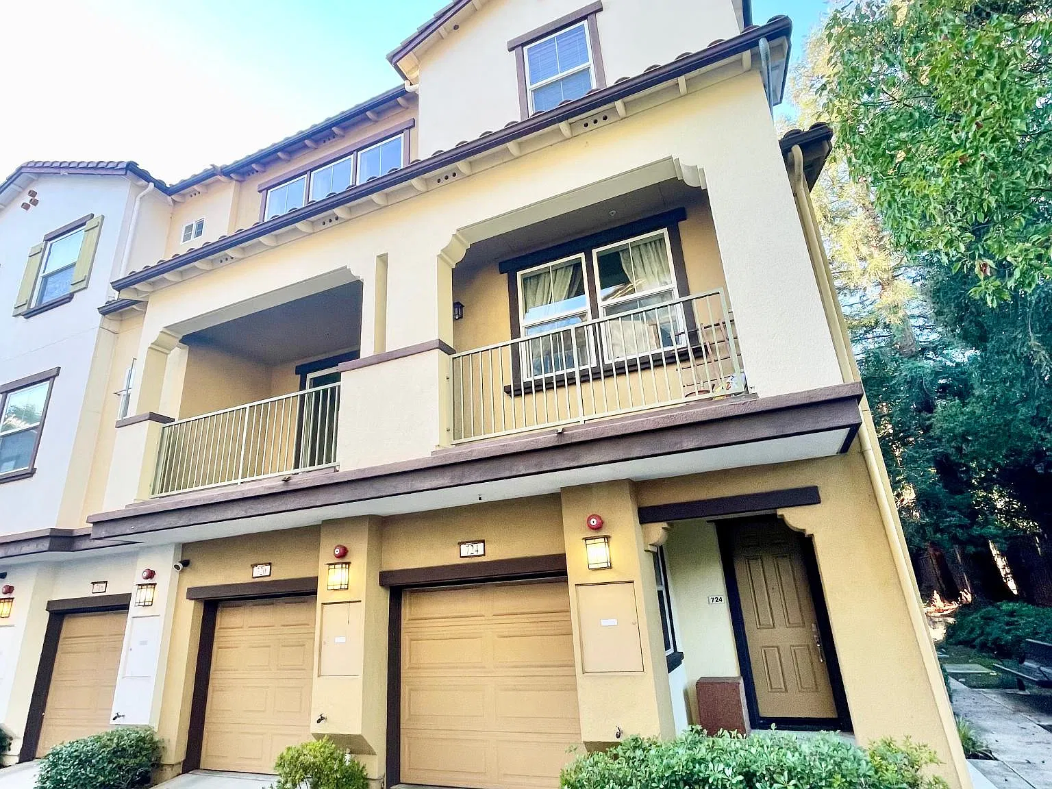 3 bed, 2.5 bath, 1409 sqft, $3,900 — Photo 2