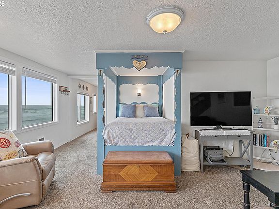 4th image of 3521 SW Anchor Ave #2