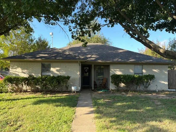 801 NW James Cir, Burleson, TX 76028