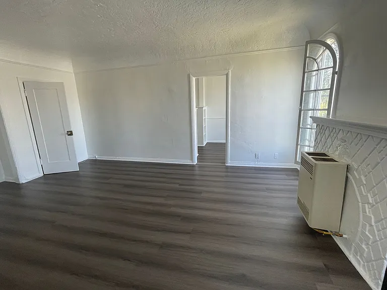 138 S Berendo St — Photo 6