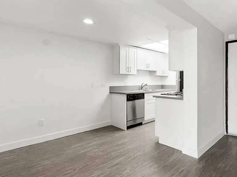 Amanda Regency Apartments — Photo 14