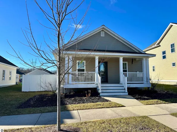 829 Traditions Dr, Traverse City, MI 49696