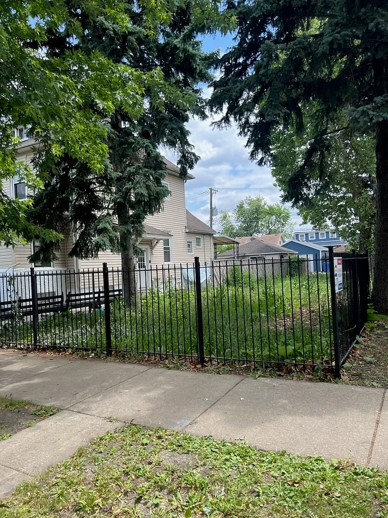 3229 W 61st St photo 1