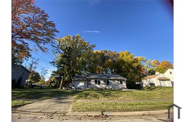 933 Russell Ave photo 1