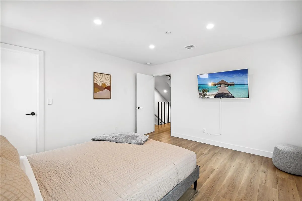 4 bed, 1500 sqft, $6,500 — Photo 2