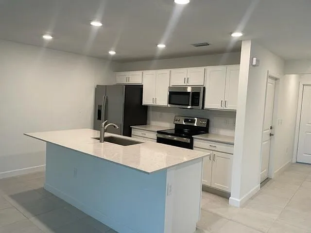 4 bed, 2.5 bath, $3,200 — Photo 2