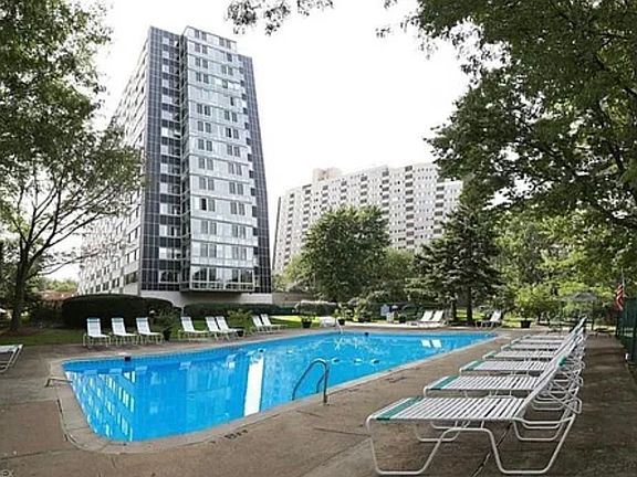 5th image of 12520 Edgewater Dr #1540