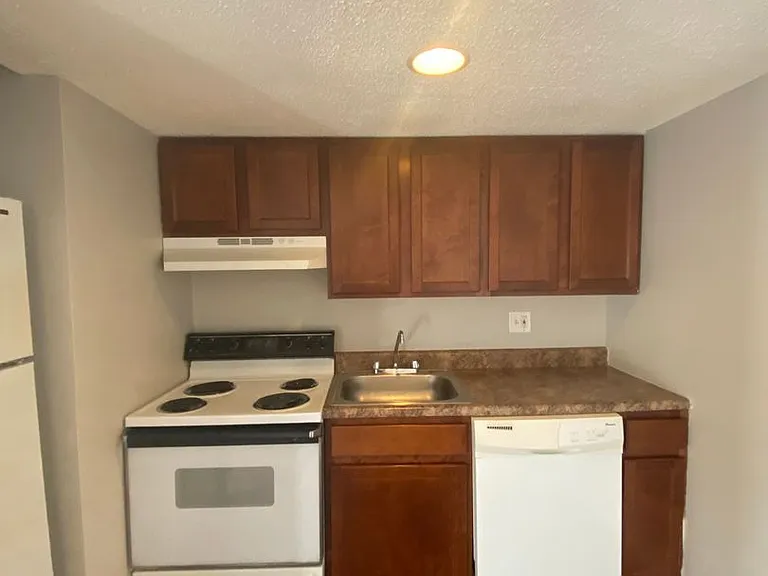 1 Bed/1 Bath Apartment off Hampton Ave! — Photo 22