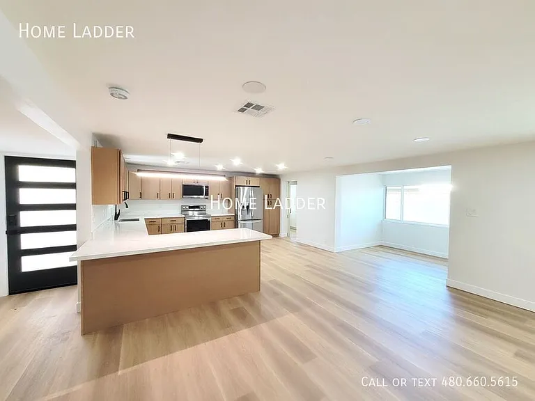 1618 W Lamar Rd — Photo 3