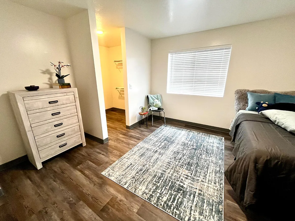 Unit Photo - 679 E 600 N