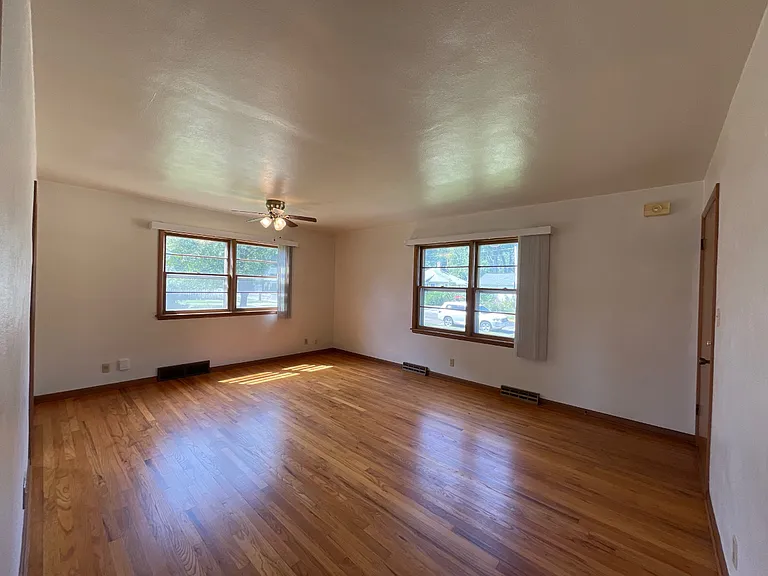 324 E 7th St #2 — Photo 11