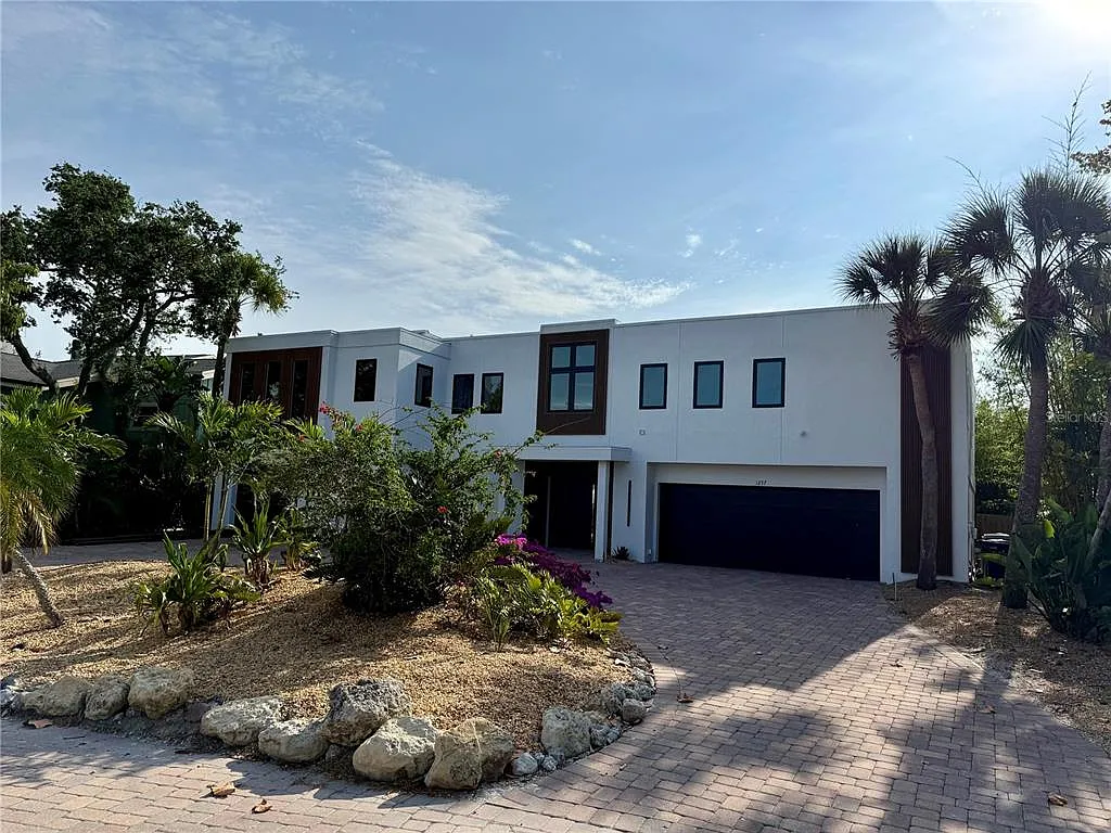 4 bed, 3.5 bath, 3882 sqft, $20,000 — Photo 4