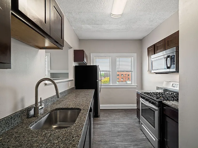 Maycourt Apartments — Photo 9