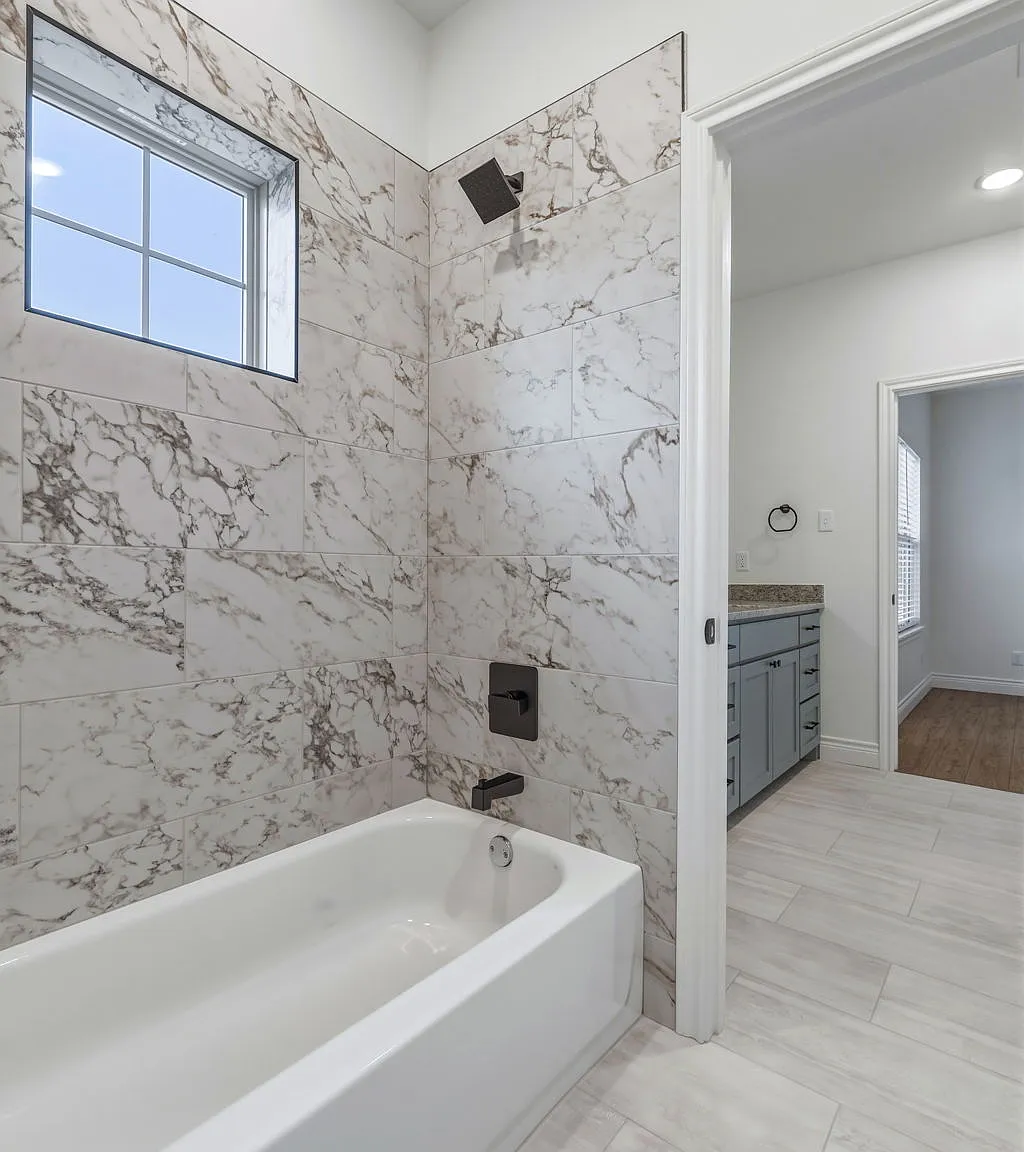 4 bed, 2.5 bath, 7405 sqft, $3,305 — Photo 4