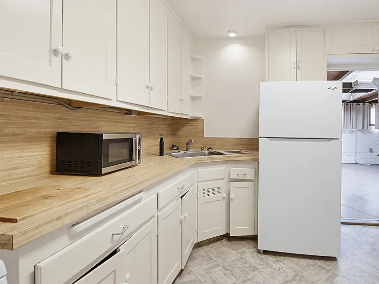 7872 Broadway — Photo 5