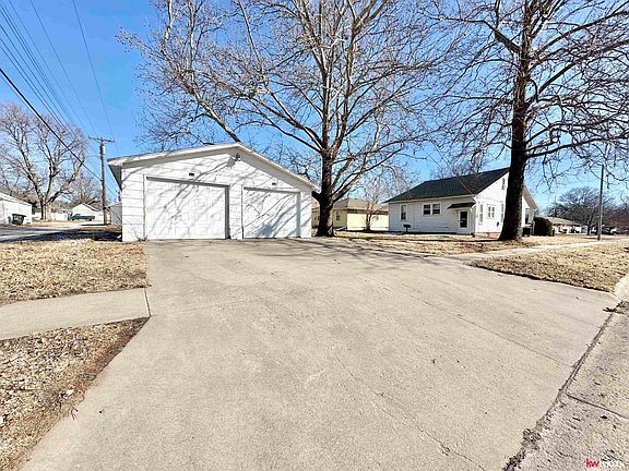 3rd image of 900 Bell St