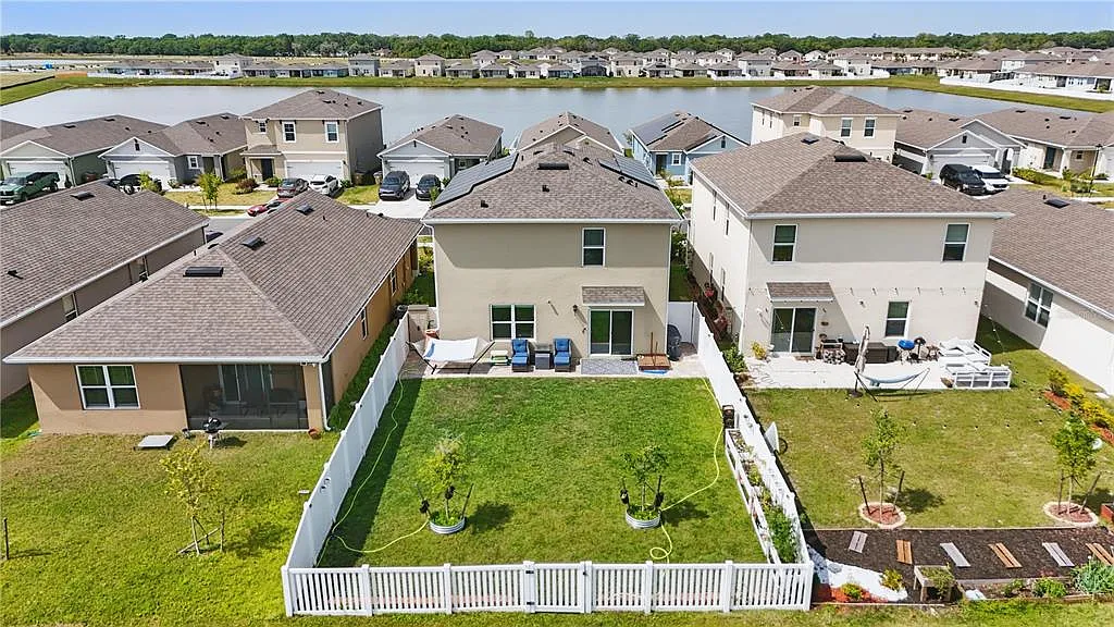 4 bed, 2.5 bath, 2339 sqft, $2,800 — Photo 3