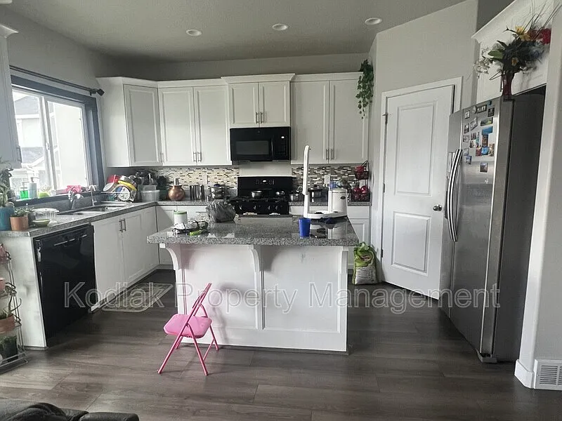 4 bed, 3.5 bath, 2247 sqft, $2,699 — Photo 4