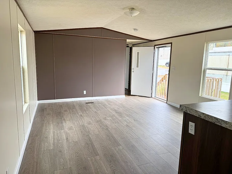 565 Travis Way — Photo 5