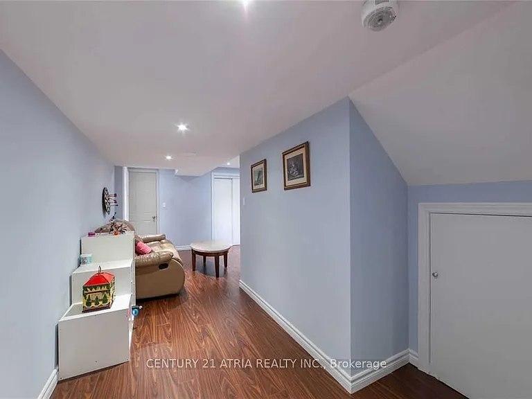 58 Mondial Cres — Photo 17