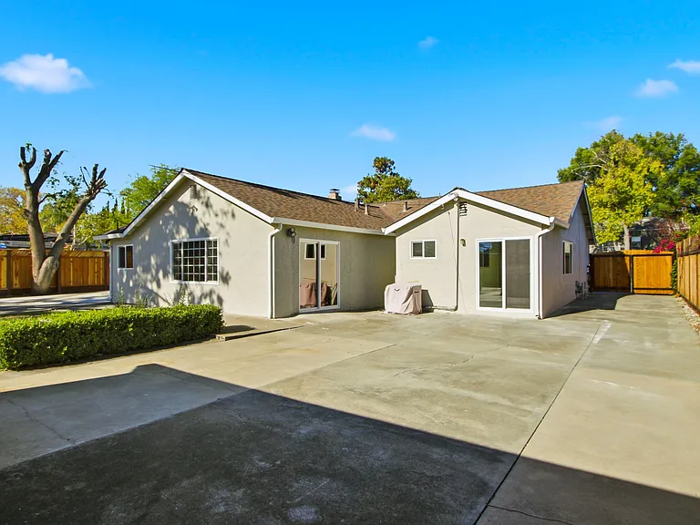 12610 Paseo Flores — Photo 39