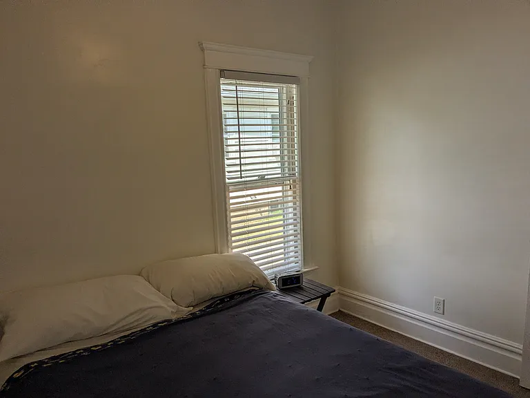 Bedroom 1
(Queen bed not included)