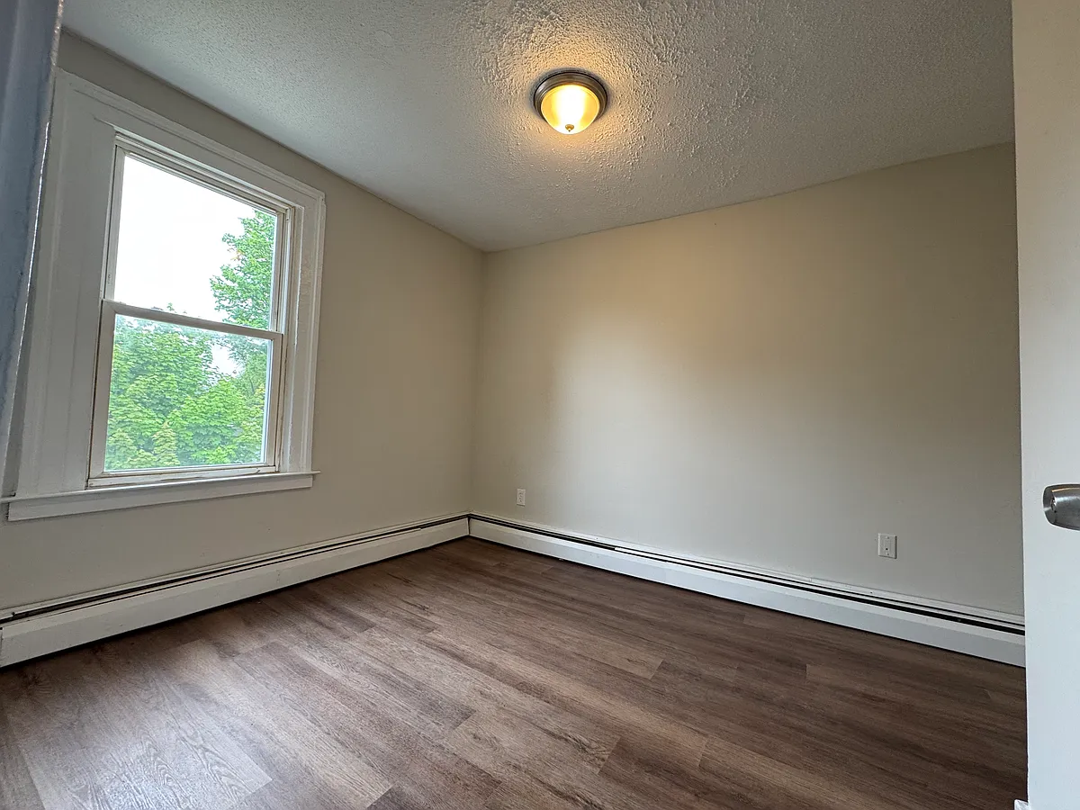 Building Photo - 312 Davenport Ave #B2