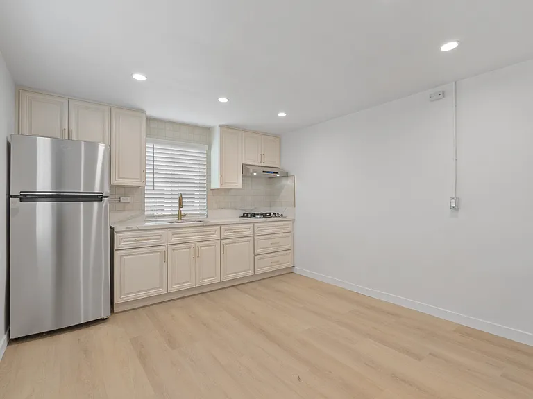 1195 Georgia St — Photo 4