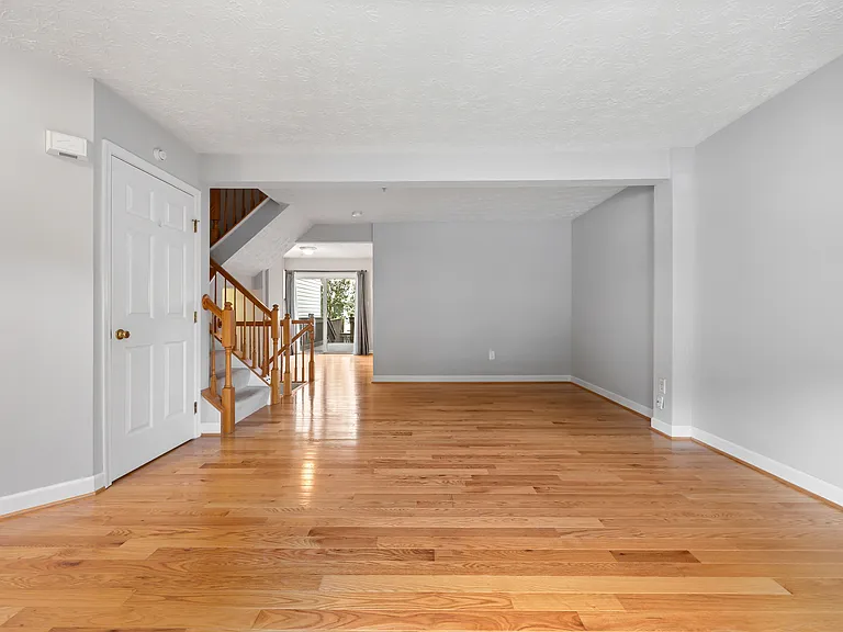 2716 Mapleview Ct — Photo 3