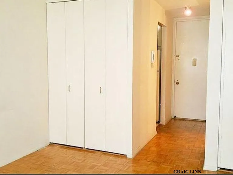 350 W 50th St #3OO — Photo 5