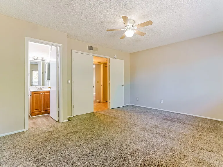 562 W Highland St — Photo 11