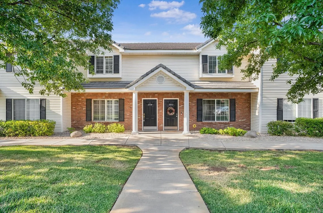 3 bed, 2.5 bath, 1373 sqft, $1,350 — Photo 1