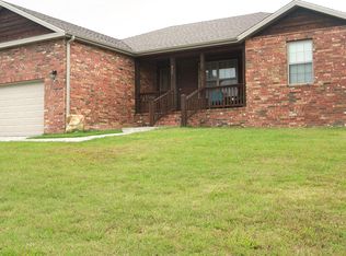 811 Tomahawk Ct, Marshfield, MO 65706