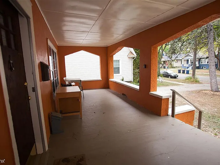 910 Dewey Ave — Photo 2