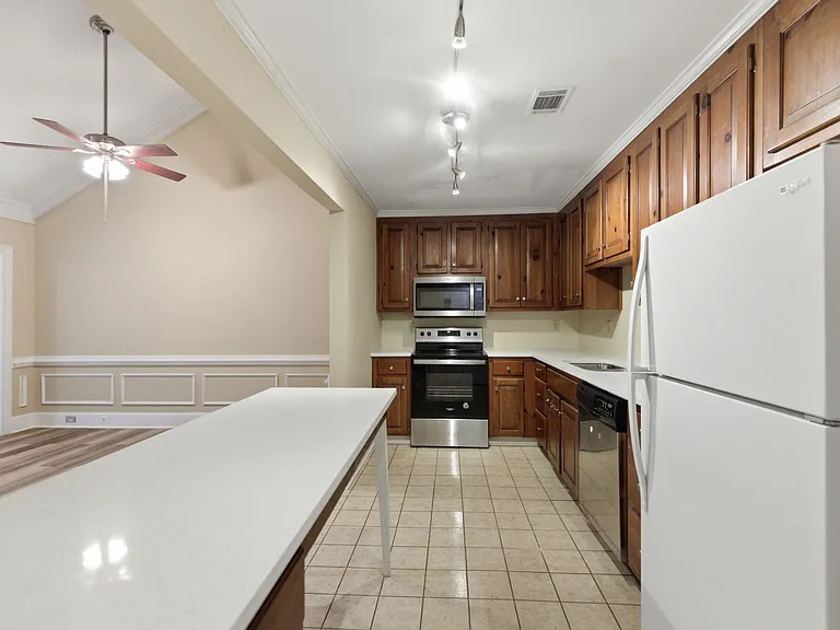 320 Forestgate Ct — Photo 8
