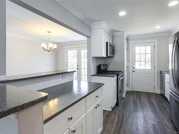 3rd image of 105 Carriage Dr APT 4