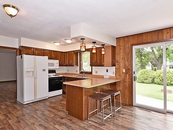 3rd image of 638 17th St SE